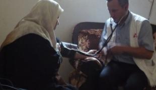 Naplouse  Juillet 2009 : Dr Tareef medecin MSF lors d'une visite au domicile de cette famille.