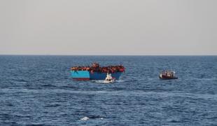 Les équipes du Dignity I à la rescousse d'un bateau de fortune transportant entre 600 et 700 personnes. MSF