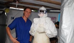 Le Dr Esther Sterk et un MSF en combinaison imperméable lors d'une épidémie d'Ebola en Ouganda en 2007.