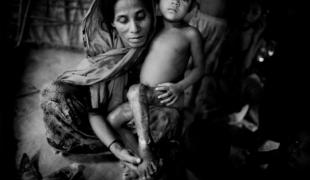 Les Rohingyas sont une minorité musulmane originaire de l'état de Rakhine dans l'ouest de la Birmanie à la frontière avec le Bangladesh. Ils ne sont pas reconnus comme citoyens à part entière en Birmanie et sont victimes d'exactions.
