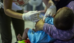Vaccination de jeunes enfants par MSF contre la pneumonie en Grèce en 2016. MSF