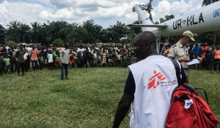Des logisticiens de MSF arrivent en hélicoptère dans une zone reculée d'Itipo, en RDC.