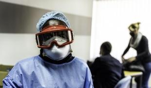Un travailleur sanitaire doté d'un équipement de protection individuel lors d'une campagne de test massive du Covid-19 à Johannesburg, en Afrique du Sud, le 6 mai 2020.