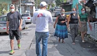 Un travailleur de santé MSF marche dans les rues de Soyapango. Salvador. 2020. 