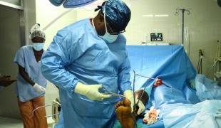 Xavier Kernizan, chirurgien orthopédique, dans le bloc opératoire de l'hôpital Saint Antoine à Jérémie.