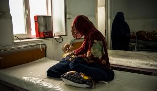 Une enfant souffrant d'une infection respiratoire, avec sa mère, dans l'hôpital MSF de Lashkar Gah. Afghanistan. 2021.