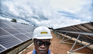 Mohammed Korma, superviseur logistique, se tient à proximité des panneaux solaires installés par MSF dans le district de Kenema. MSF espère faire fonctionner l'hôpital de Hangha entièrement grâce aux énergies renouvelables dans un futur proche. 