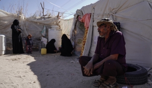 Un homme devant sa tente du camp de personnes déplacées d'Al-Khuseif à Marib au Yémen. Il vit là avec famille composée de 8 personnes. Yémen. 2021.