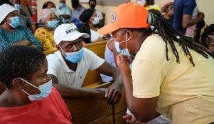 Une membre des équipes MSF de promotion de la santé en discussion avec un patient avant sa consultation. Afrique du Sud.