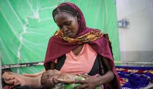 Portrait de Mashkutra, 19 ans, et sa fille d'un mois, Maisa, à l'hôpital d'Adré. La petite fille est née prématurément et souffre de malnutrition aiguë sévère. Tchad, août 2022.