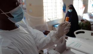 Un membre du personnel médical prépare une dose d'anti-toxine contre la diphtérie. Nigeria. 2023. 