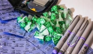 Des stylos à insuline et de capuchons d'aiguilles à côté d'un glucomètre à la clinique MSF d'Arsal, au nord du Liban, où MSF a réintroduit les stylos à insuline dans le cadre des soins médicaux gratuits pour les personnes atteintes de diabète de type 1.