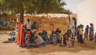 Ces femmes et leurs enfants ont été contraints de quitter le village de Mandjebougou. 