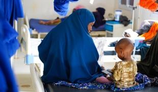 Lul Mohamed Addi est assise avec sa fille d'un an et demi, Muna Mohamed, qui se remet de malnutrition dans l'unité de soins intensifs pédiatriques de l'hôpital régional Bay, soutenu par MSF, à Baidoa, en Somalie.