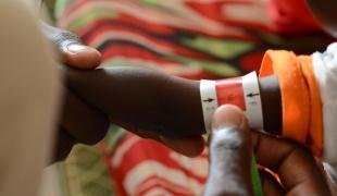 Examen du périmètre brachial d'un enfant dans la clinique MSF du camp de Zamzam, au Darfour du Nord, une étape indispensable au dépistage de la malnutrition. 