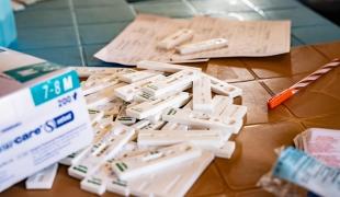 Une pile de tests utilisés en une heure de dépistage, à l’hôpital de Mayen Abun au Soudan du Sud en pleine saison du paludisme. La majorité des cas sont positifs, certains présentant des formes sévères de la maladie.