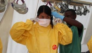 La réponse internationale à l’épidémie d’Ebola en Afrique de l’Ouest a été jusqu’ici fragmentaire et lente ce qui a amené les populations locales les gouvernements nationaux et les organisations non gouvernementales (ONG) à faire la majeur