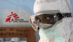 Médecins Sans Frontières (MSF) confirme qu’une personne de son équipe au Libéria a été contaminée par le virus Ebola.