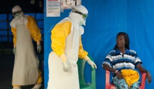 Kadia 20 ans a été diagnostiquée positive à Ebola. Elle a participé à l'essai clinique du Favipiravir à Guéckédou et deux semaines plus tard elle était guérie et pouvait rentrer chez elle.
