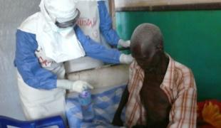 Prise en charge d'un patient par une équipe spécialisée dans le traitement du virus Ebola