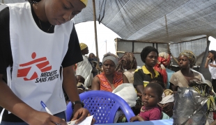 Triage des patients lors de la clinique mobile organisé par MSF dans le stade de Sotraki