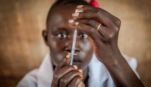 Médecins Sans Frontières (MSF) mène actuellement une campagne de vaccination anti pneumococcique (PCV) et anti Haemophilus  (Hib) pour protéger environ 10 000 enfants réfugiés contre les infections respiratoires dans la région d'Adjumani dans le 