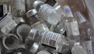 Médecins Sans Frontières espère désormais que Pfizer étendra ses efforts de réduction du prix de ce vaccin à l’ensemble des pays en développement.