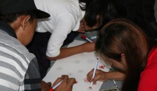 Des adolescents séropositifs suivis par MSF à Rangoun sont invités à exprimer leur ressenti en peignant et en écrivant des lettres en vue de la Journée Mondiale de Lutte contre le Sida 2016.