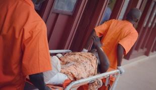 Suite aux combats qui ont eu lieu les 29 et 30 mars derniers dans des quartiers situés au nord de Bangui capitale de la République centrafricaine (RCA) MSF a pris en charge 28 blessés dont 16 femmes et 4 enfants (âgés de 0 à 15 ans).