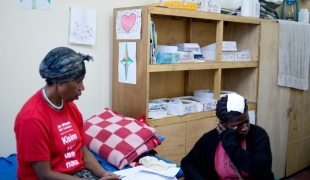 Des patientes reçoivent un traitement dans le centre de Support Familial de Tari en Papouasie Nouvelle Guinée.