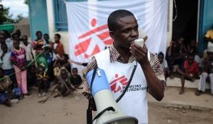 Les équipes MSF informent la communauté qu'elles mettent en place des séances de sensibilisation à propos de la transmission du VIH/sida. RDC 2015