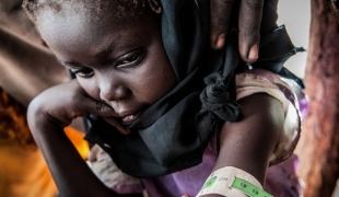 Mesure du périmètre bracchial (MUAC) pour évaluer le degré de malnutrition d'un enfant dans le camp de Yida.