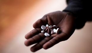 Médecins Sans Frontières salue la position de fermeté du gouvernement sud africain face aux tentatives de l’industrie pharmaceutique de saboter sa réforme de législation sur les brevets qui permettrait l’accès à des médicaments moins chers.