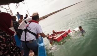 Démonstration pratique durant la formation de sauvetage dispensée par MSF aux prêcheurs.