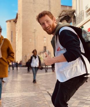 Un street acteur MSF dans la rue content