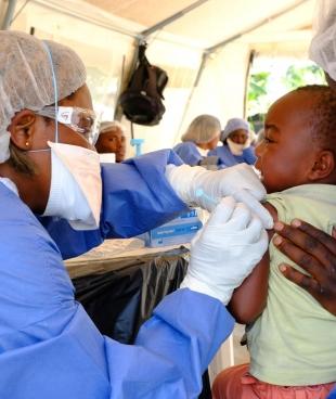 Justin, deux ans et demi, reçoit sa piqûre du vaccin expérimental Ebola rVSV-ZEBOV, dans un point de vaccination installé dans la communauté de Kimbangu, dans la ville de Beni. République démocratique du Congo. 2019. 