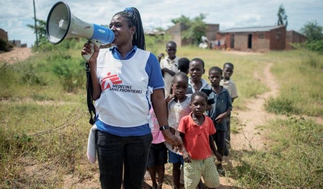 Ana Maria Jomaze, conseillère MSF, est agent de promotion de la santé et se promène à Samoa Machel pour expliquer à la population locale comment prévenir le choléra.