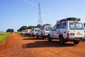 Cinq voitures MSF transportent des fournitures et des équipes MSF vers une clinique mobile dans le comté de Morobo, en Equatoria-Central, au Soudan du Sud.
