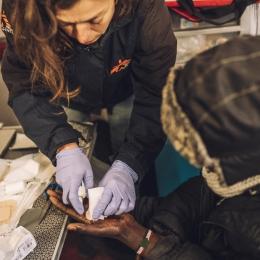 Une infirmière MSF prodigue des soins à la main d’une personne exilée, à Calais, dans le nord de la France. 