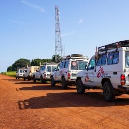 Cinq voitures MSF transportent des fournitures et des équipes MSF vers une clinique mobile dans le comté de Morobo, en Equatoria-Central, au Soudan du Sud.