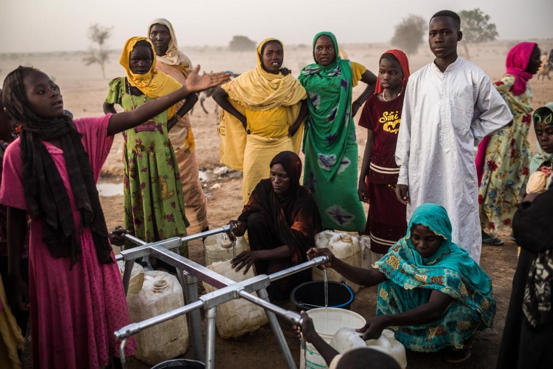 Déjà problématique dans la région, le manque d'eau potable a été aggravé par l'arrivée de plus de 600 000 réfugiés soudanais dans l'est du Tchad et peut entrainer des épidémies telles que l'hépatite E et d'autres maladies.