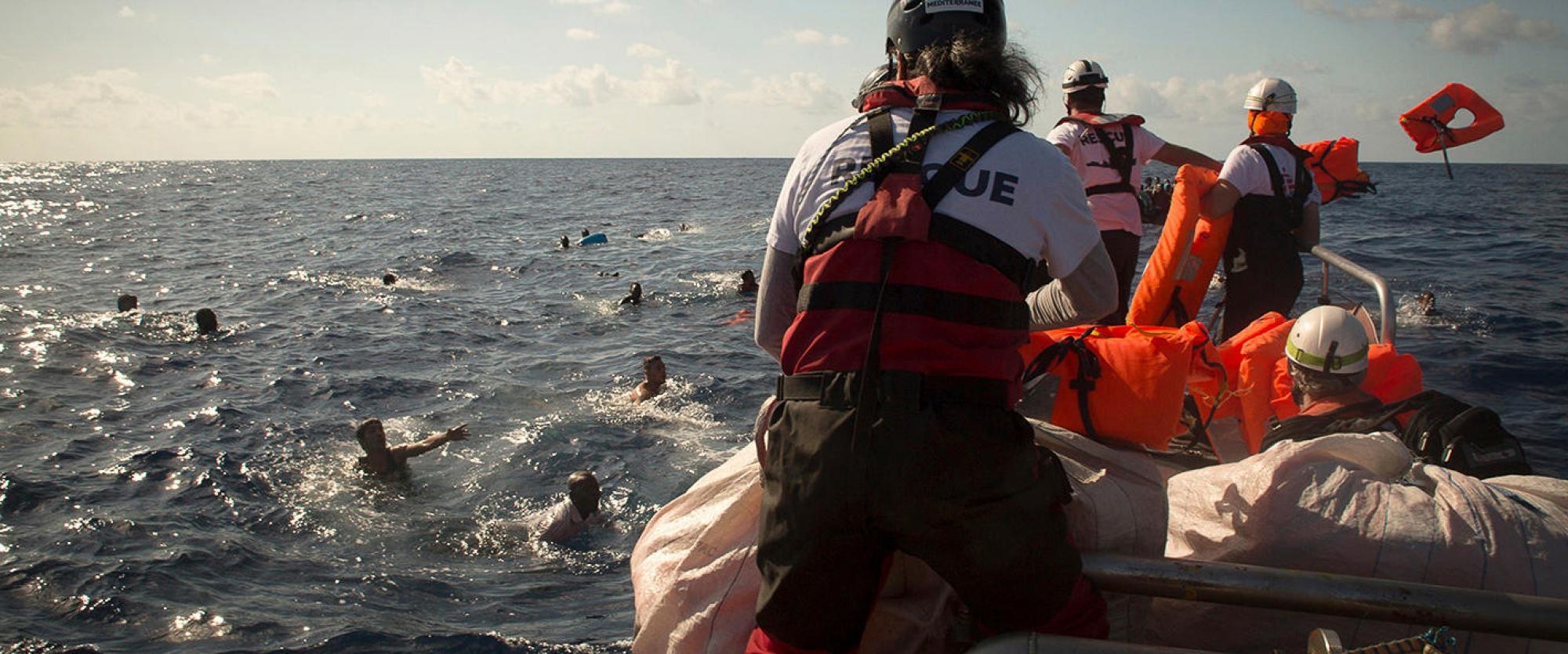 Lors de ce sauvetage effectué le 1er novembre 2017, plus de 500 personnes ont été mises en sécurité à bord d'Aquarius, mais un nombre inconnu de personnes disparues ont été déclarées présumées noyées.